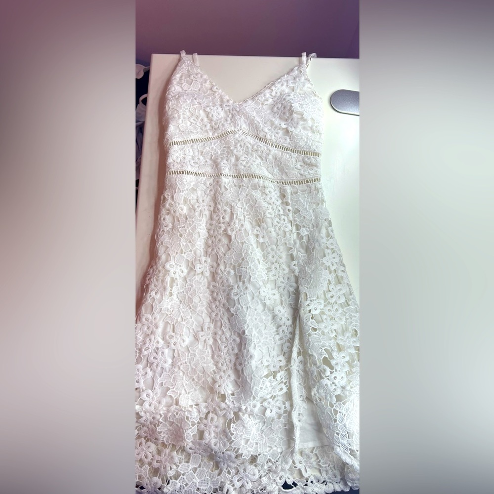 never worn! size xs but can also fit small!